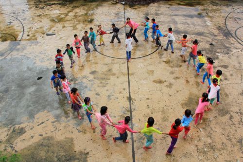 9月8日，在廣西武宣縣通挽鎮祿貴教學點，覃曉靜和學生一起做游戲。
