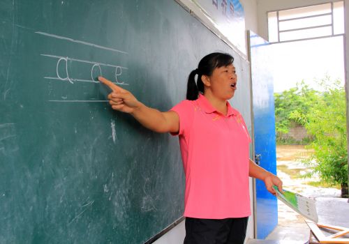 9月8日，在廣西武宣縣通挽鎮祿貴教學點，覃曉靜教一年級學生讀漢語拼音。