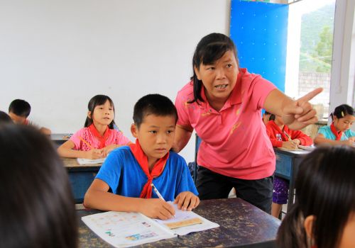9月8日，在廣西武宣縣通挽鎮祿貴教學點，覃曉靜給三年級學生上數學課。