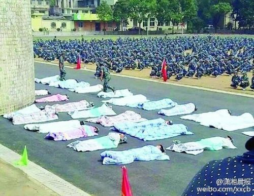 湖南一學(xué)校新生軍訓(xùn)被罰操場(chǎng)裹棉被曬太陽(yáng)