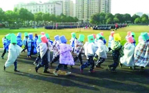 湖南一學(xué)校新生軍訓(xùn)被罰操場(chǎng)裹棉被曬太陽(yáng)