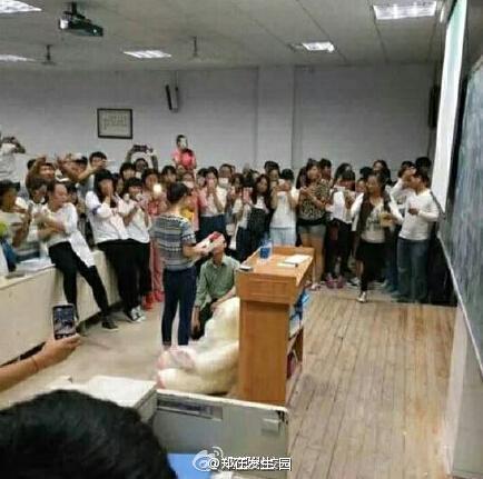 教官向受訓女生表白并強吻 網友:防火防盜防教官