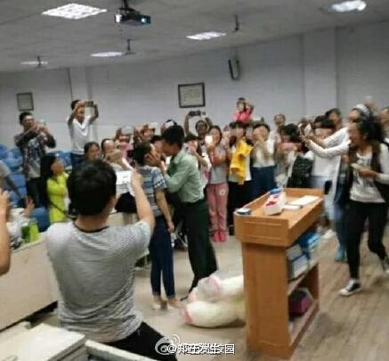 教官向受訓女生表白并強吻 網友:防火防盜防教官