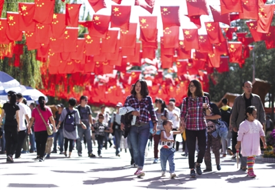 昨日天氣晴好，許多市民去八大處公園登山游覽。新京報(bào)記者 浦峰 攝