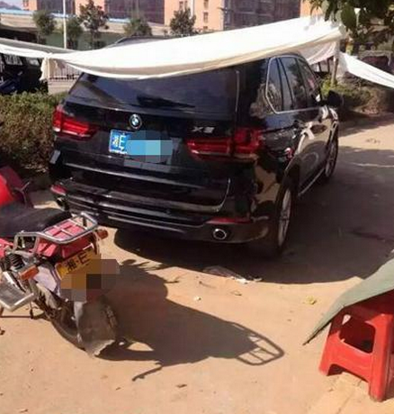 女童遭寶馬碾壓身亡 事發(fā)時(shí)肇事者在抽煙