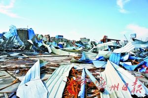 李友公司被人追債,上千平方米的鋼材區已一片狼藉。 李友公司被人追債,上千平方米的鋼材區已一片狼藉。