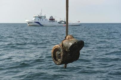 撈出水的“致遠艦”殘骸。