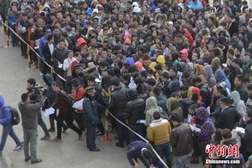 資料圖：2014年11月30日，2015年中國國家公務員考試開考。圖為山西太原一處國家公務員考試考點，考生們有序入場。中新社發 武俊杰 攝