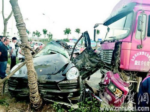 保時捷卡宴被槽罐車攔腰撞癟 車內5人均生還
