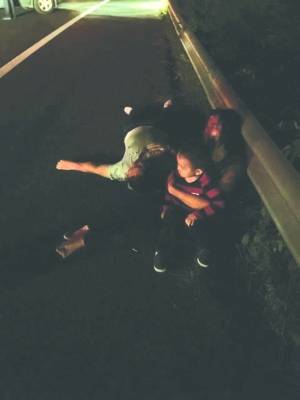 被救的一家三口