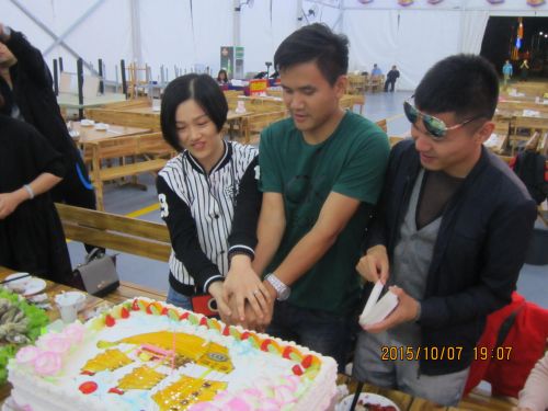 10月7日晚12位旅行家和全体工作人员积米崖为体验官庆生