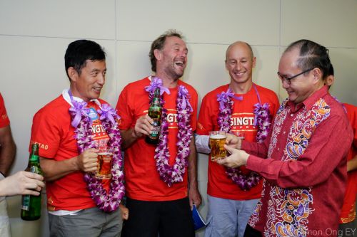 新加坡資深國會議員、前總理公署教育部政務部長曾士生與船員們共同舉杯