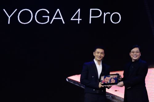 楊元慶向黃曉明贈送yoga新品