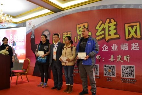 林會長為三個家庭發(fā)放善款