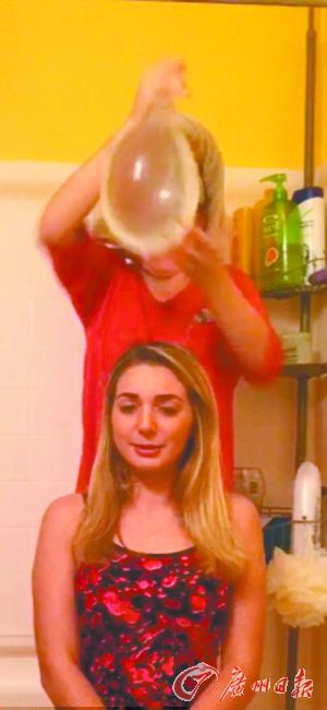 第一步：將安全套灌滿水。