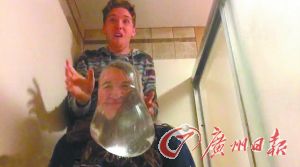 第二步：將裝滿水的安全套從頭正上方丟下。