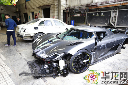 撞壞的科尼賽克跑車被拖到渝北一家汽修廠，等待維修。