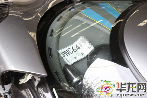 該車有一張上海臨時(shí)牌照。