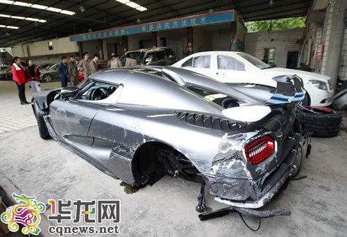 豪車左后輪已掉落。