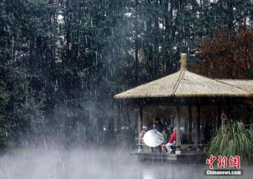 12月5日,浙江杭州,杭州降下2015年入冬第一場雪。西湖的水面上飄起層層白霧。林云龍 攝