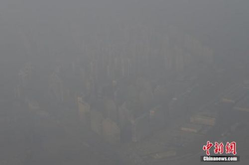 12月21日，北京上空航拍空氣重污染，地面建筑若隱若現(xiàn)。中新社記者 廖攀 攝