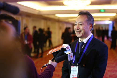 偉東集團(tuán)董事長(zhǎng)王端瑞接受采訪。