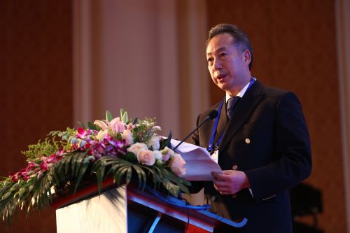 聯(lián)合國(guó)教科文組織國(guó)際互聯(lián)網(wǎng)教育合作伙伴會(huì)議上，偉東集團(tuán)董事長(zhǎng)王端瑞發(fā)言。