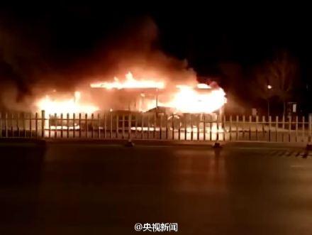寧夏銀川市109國道枸杞館門口301路公交車在行進中突發火災