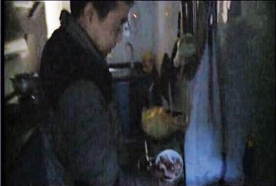 市民買回幾十斤豬肉做香腸 夜里卻見它發藍光