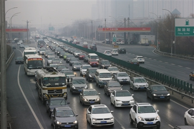 昨日下午3時許，京藏高速西三旗進京方向車輛行駛緩慢。今明兩天，高速公路將迎來返京客流高峰。新京報記者 侯少卿 攝