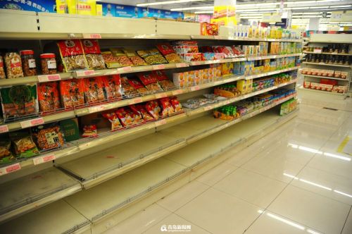 店內客流稀少，不少貨架已經清空1