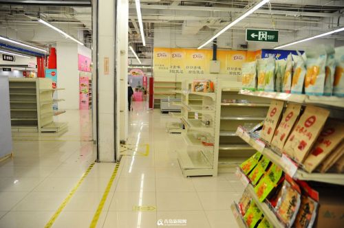 店內客流稀少，不少貨架已經清空