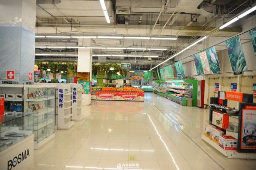 超市正常的經營活動仍在進行，生鮮蔬菜供應充足