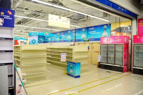 店內客流稀少，不少貨架已經清空2