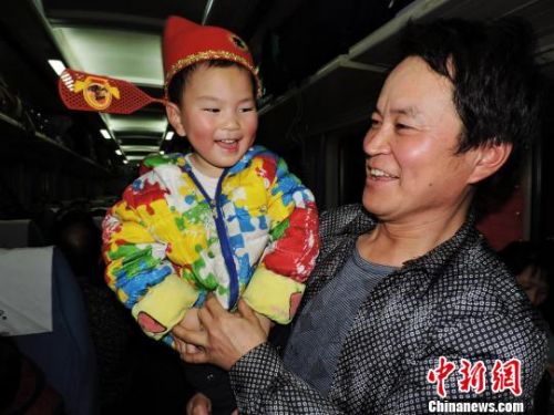 &ldquo;小候鳥&rdquo;帶上傳統帽子登上火車。　鄧良奎　攝