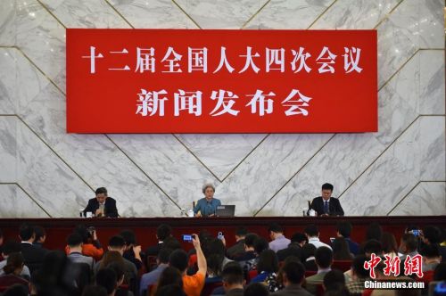 3月4日上午，十二屆全國人大四次會議在北京人民大會堂舉行新聞發布會。大會發言人傅瑩就會議議程和人大工作回答記者提問，并回應社會關注的熱點問題。 中新社記者 金碩 攝