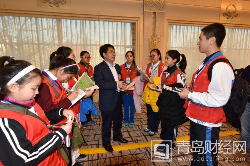 市政协十二届五次会议市教育局局长邓云锋接受小记者的采访。