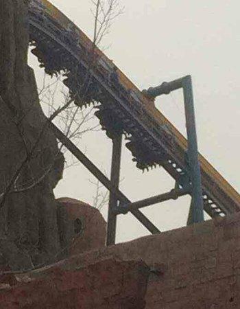 游客身體朝下停在空中。網絡圖片