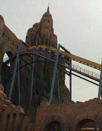 游客身體朝下停在空中。網絡圖片