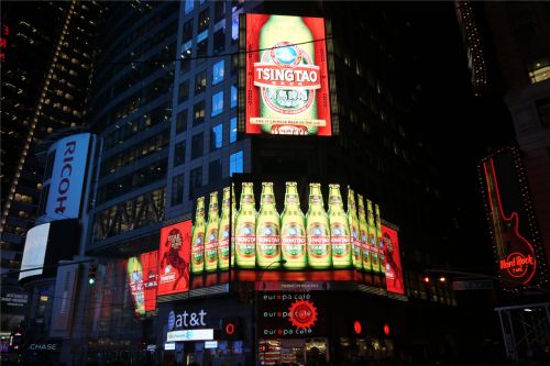 美国纽约时代广场中的青岛啤酒