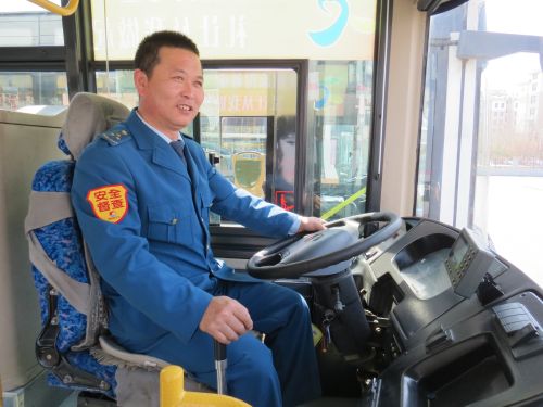 青島公交集團(tuán)902路駕駛員吳紹愛