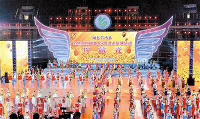 160412青岛日报“全国五艺展”昨日下午在青岛国信体育馆开幕。图为开幕式现场。