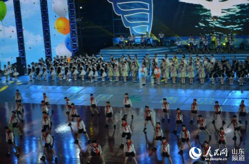 160412人民网开幕式首次选定在室内体育馆举办,以弘扬中国梦为主旋律