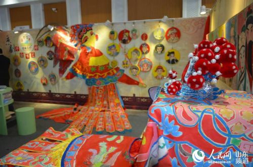 160412人民网演出展示青岛多年来倡导“面向全体学生,人人享有艺术”的育人成果