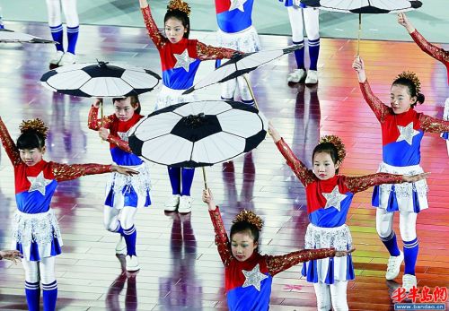 160412半岛都市报开幕上,学生们进行以足球为主题的表演