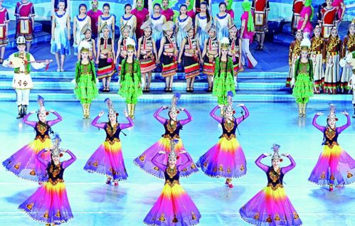 160412半岛都市报开幕上,新疆的学生登台表演