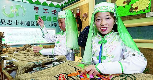 160412半岛都市报宁夏吴忠市的小学生展示马鞭绒绣
