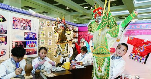 160412半岛都市报陕西的小学生展示汉调桄桄传统人物