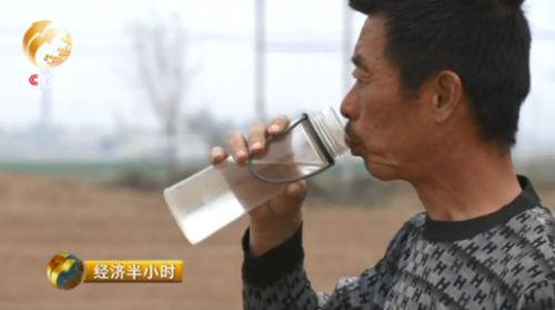 種棉花還不如在外面隨便打個工賺錢多。因此今年開春以來，王以雙就為到底種什么糾結起來。