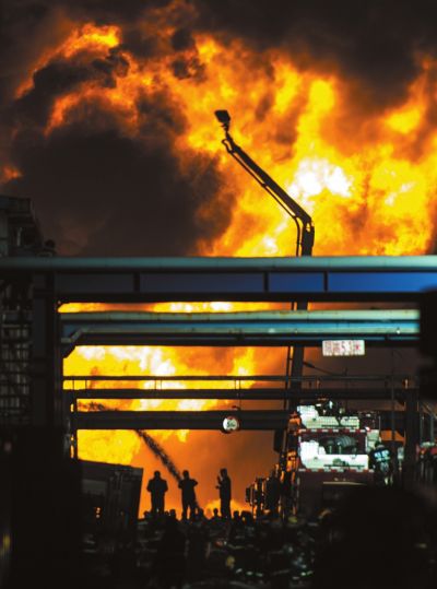 昨晚，江蘇德橋倉儲大火仍在燃燒中。新華社發